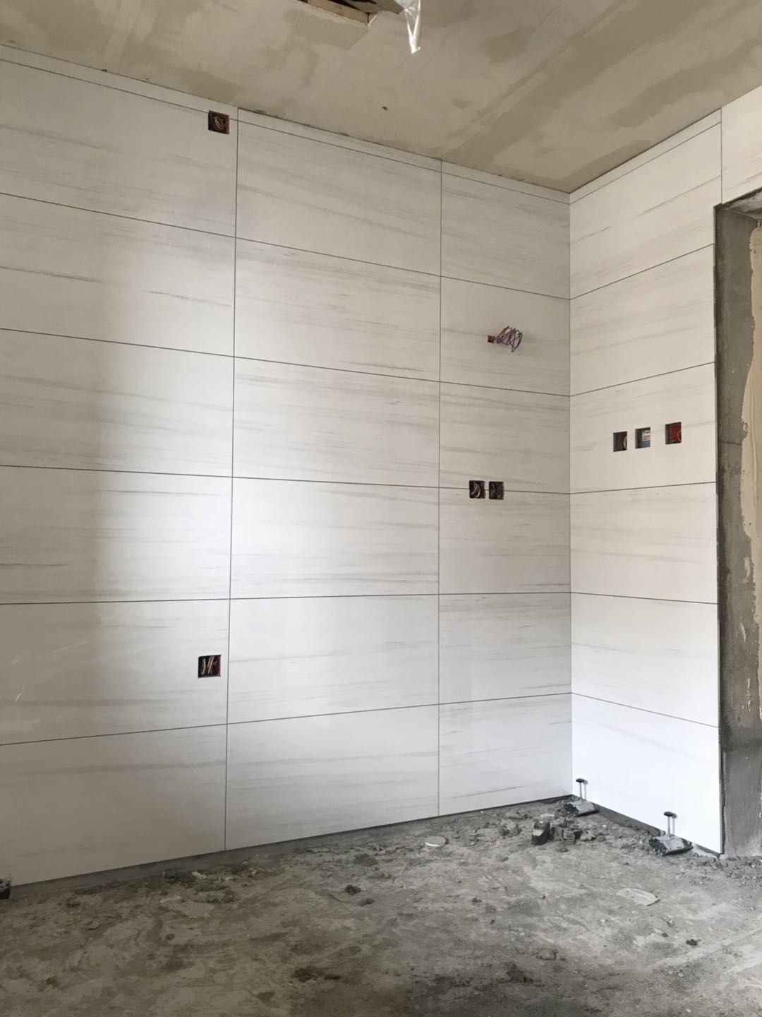 成都雅颂居装修贴砖施工现场