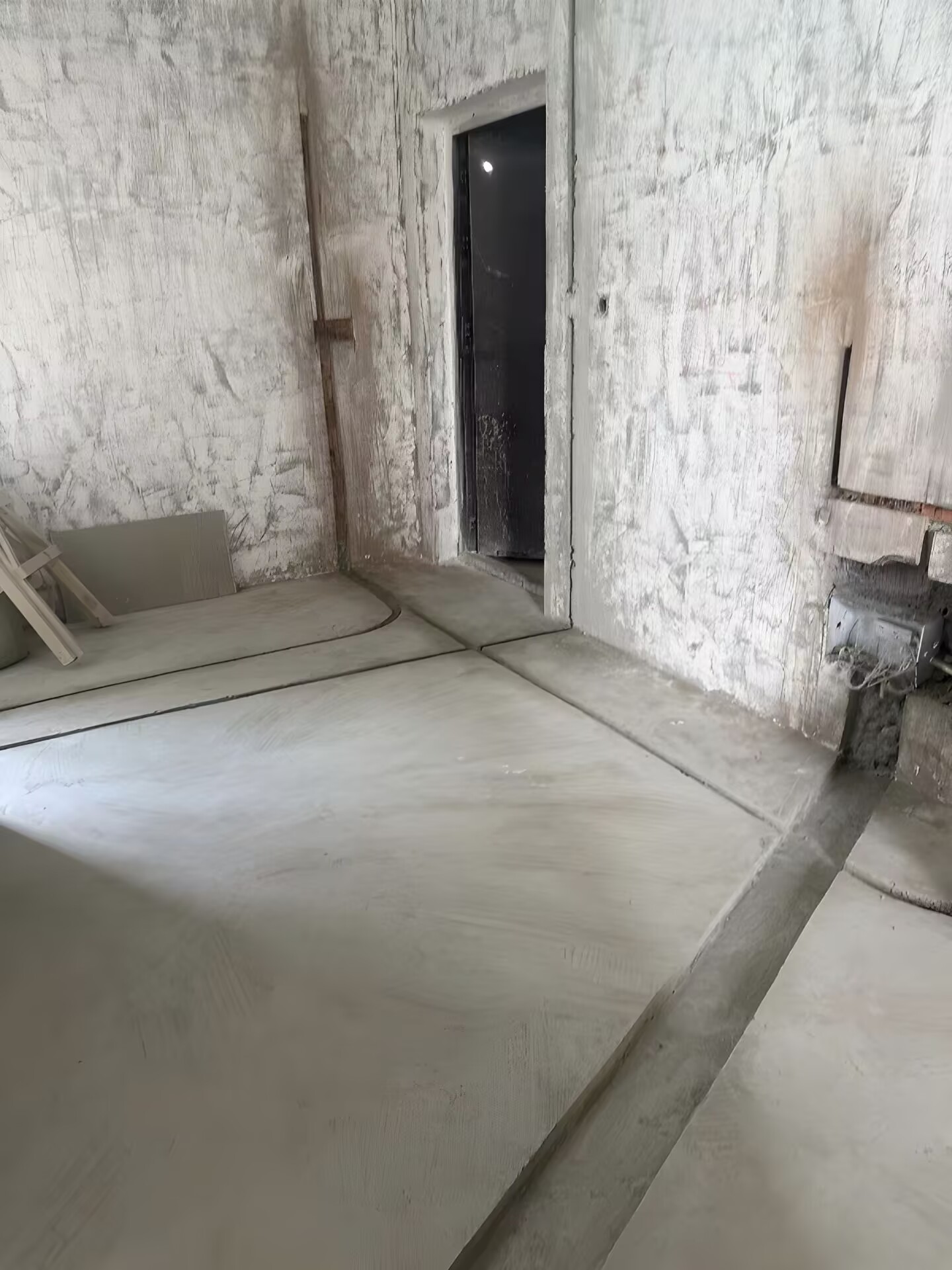 成都荷韵雅苑水电改造施工中（管线开槽）