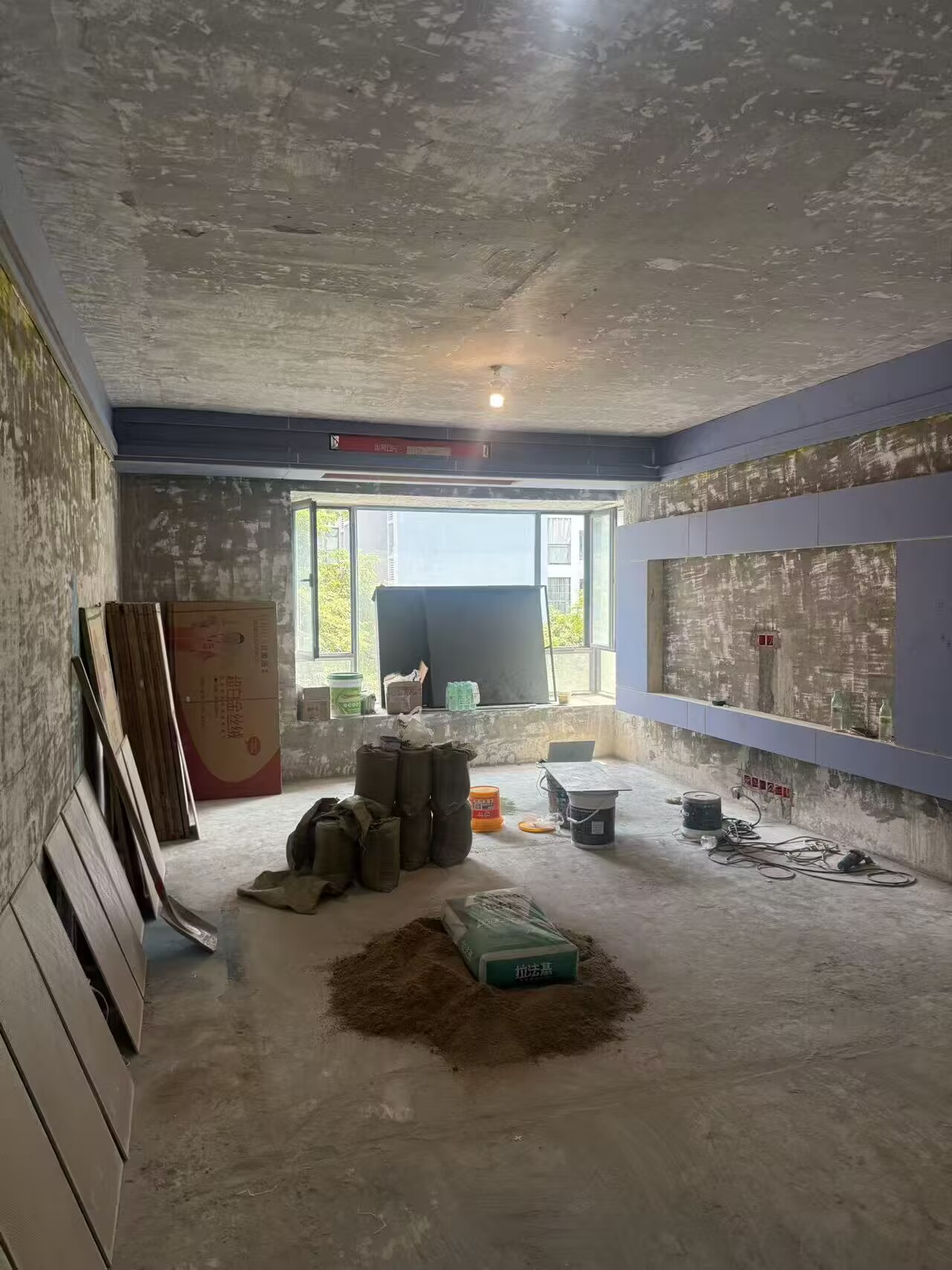 成都武侯区人居东苑二手房装修 | 木作吊顶完工实景，贴砖工序即将启