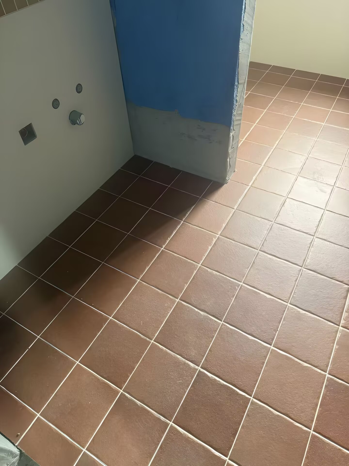 成都保利中心装修-成都后80装修队-厨卫贴砖