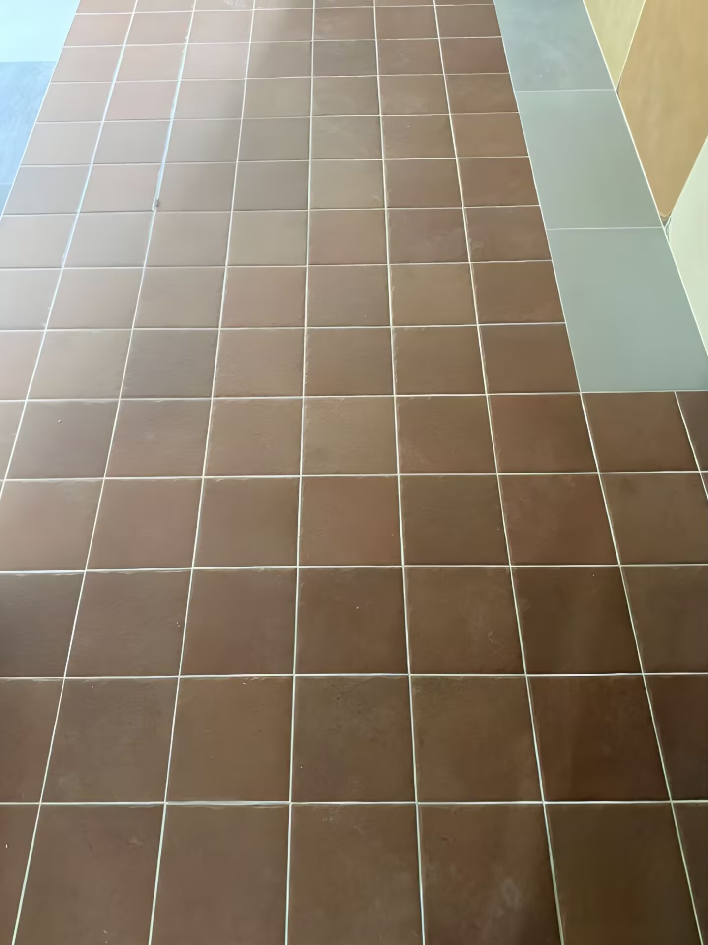 成都保利中心装修-成都后80装修队-厨卫贴砖