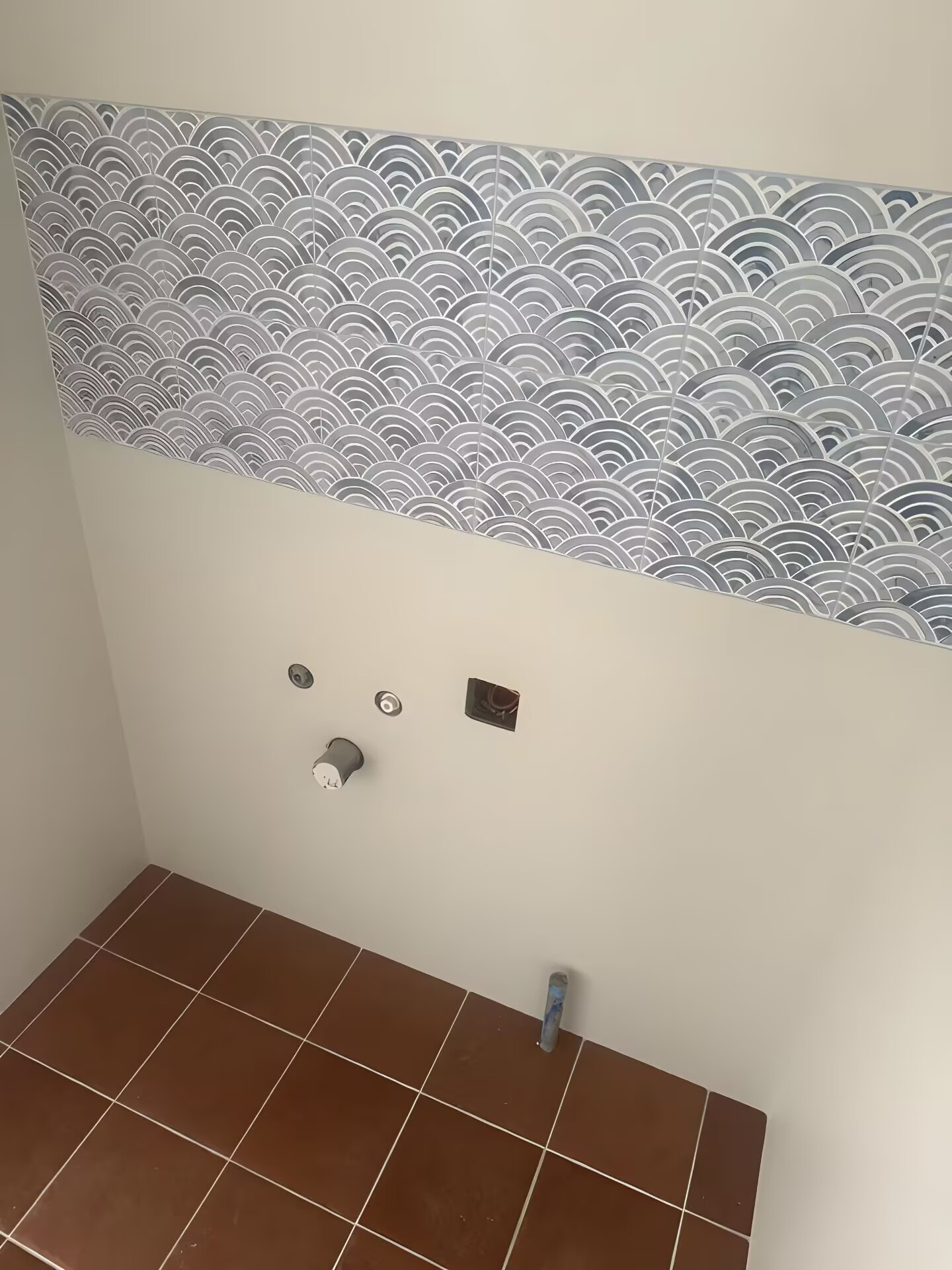 成都保利中心装修-成都后80装修队-厨卫贴砖