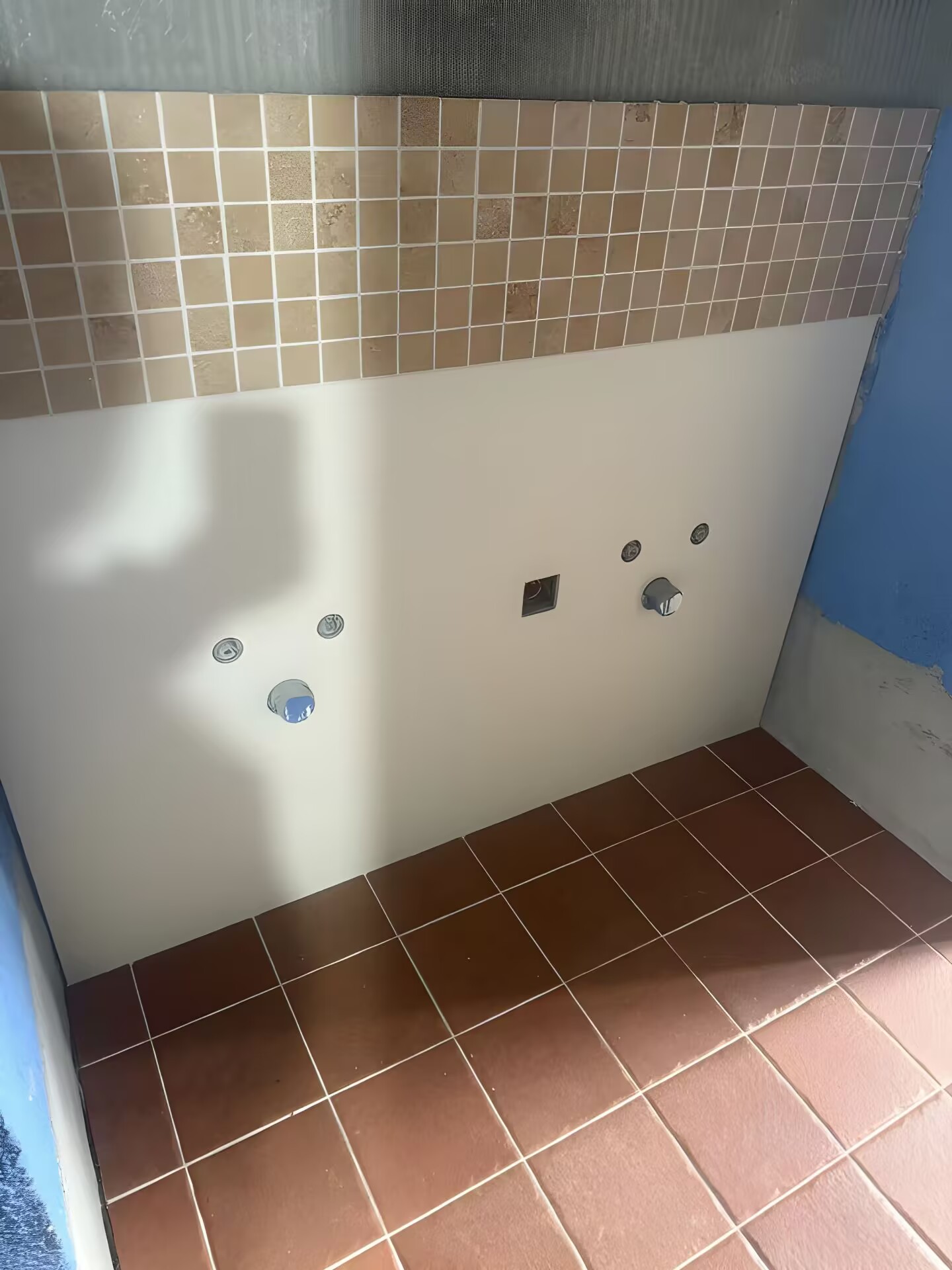 成都保利中心装修-成都后80装修队-厨卫贴砖