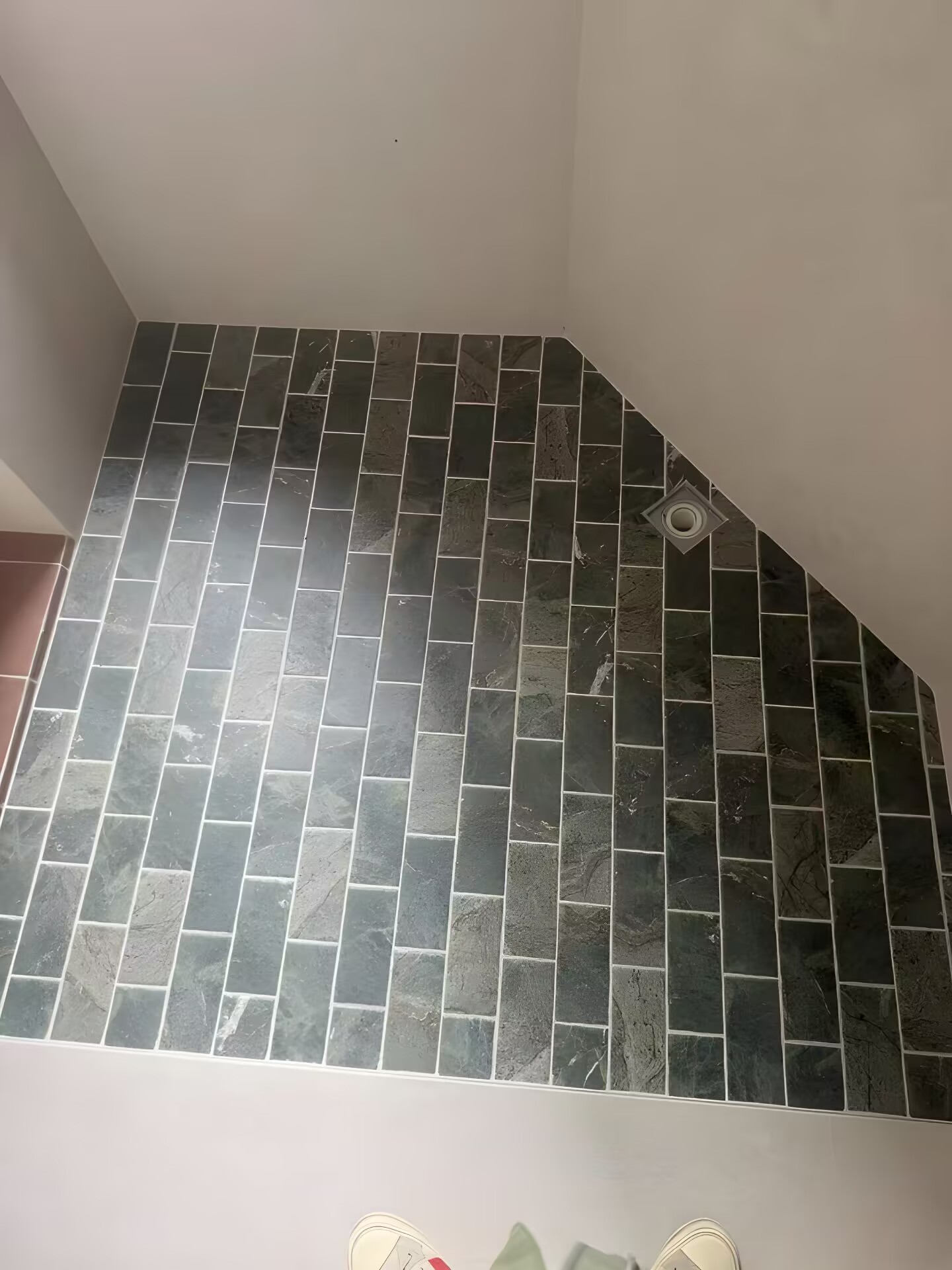 成都保利中心装修-成都后80装修队-厨卫贴砖